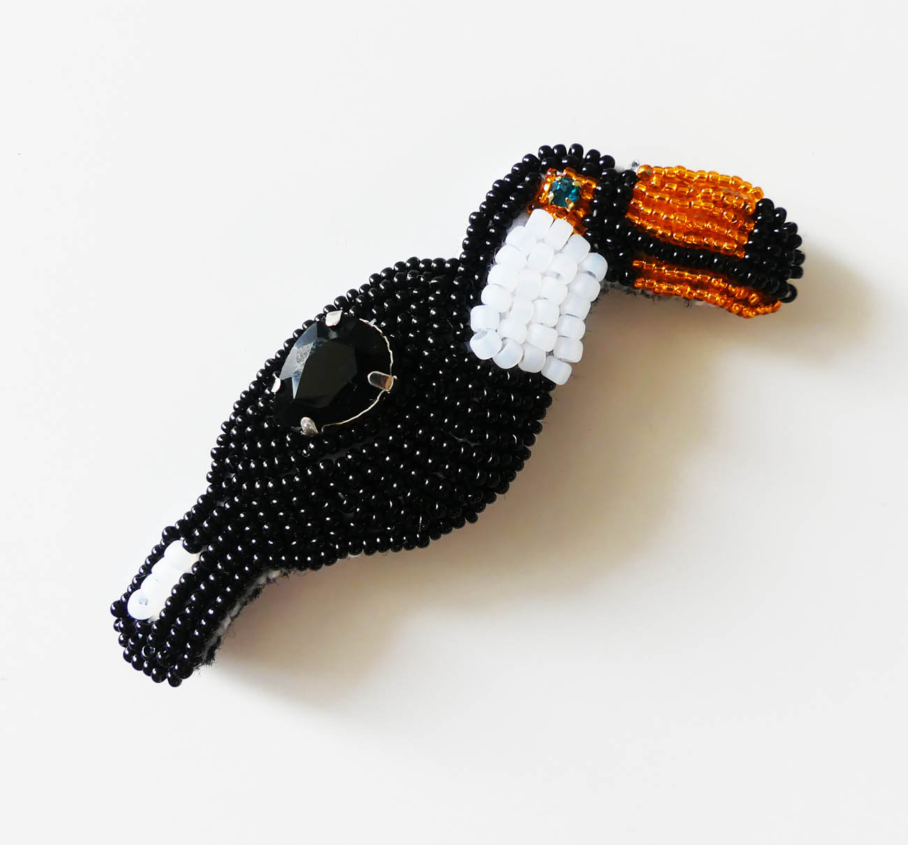 handmade šitá brošňa tukan